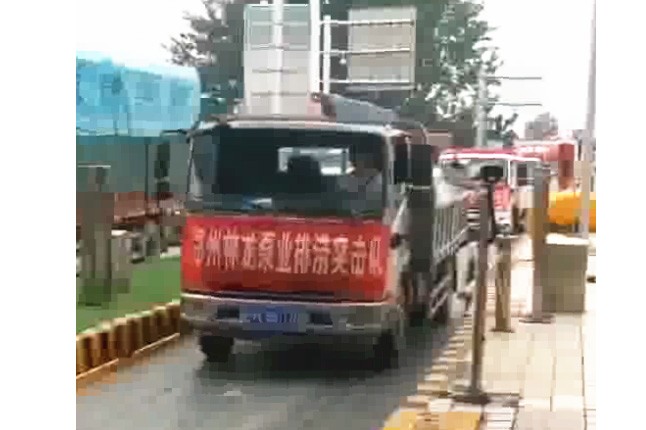 我公司新組織的搶險排澇設(shè)備及人員，出發(fā)馳援焦作災(zāi)區(qū)，兄弟們辛苦了，加油！