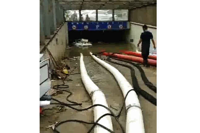 二環(huán)支路沙口路，山東消防兩臺，我們?nèi)_潛水泵同時運行，一切正常了