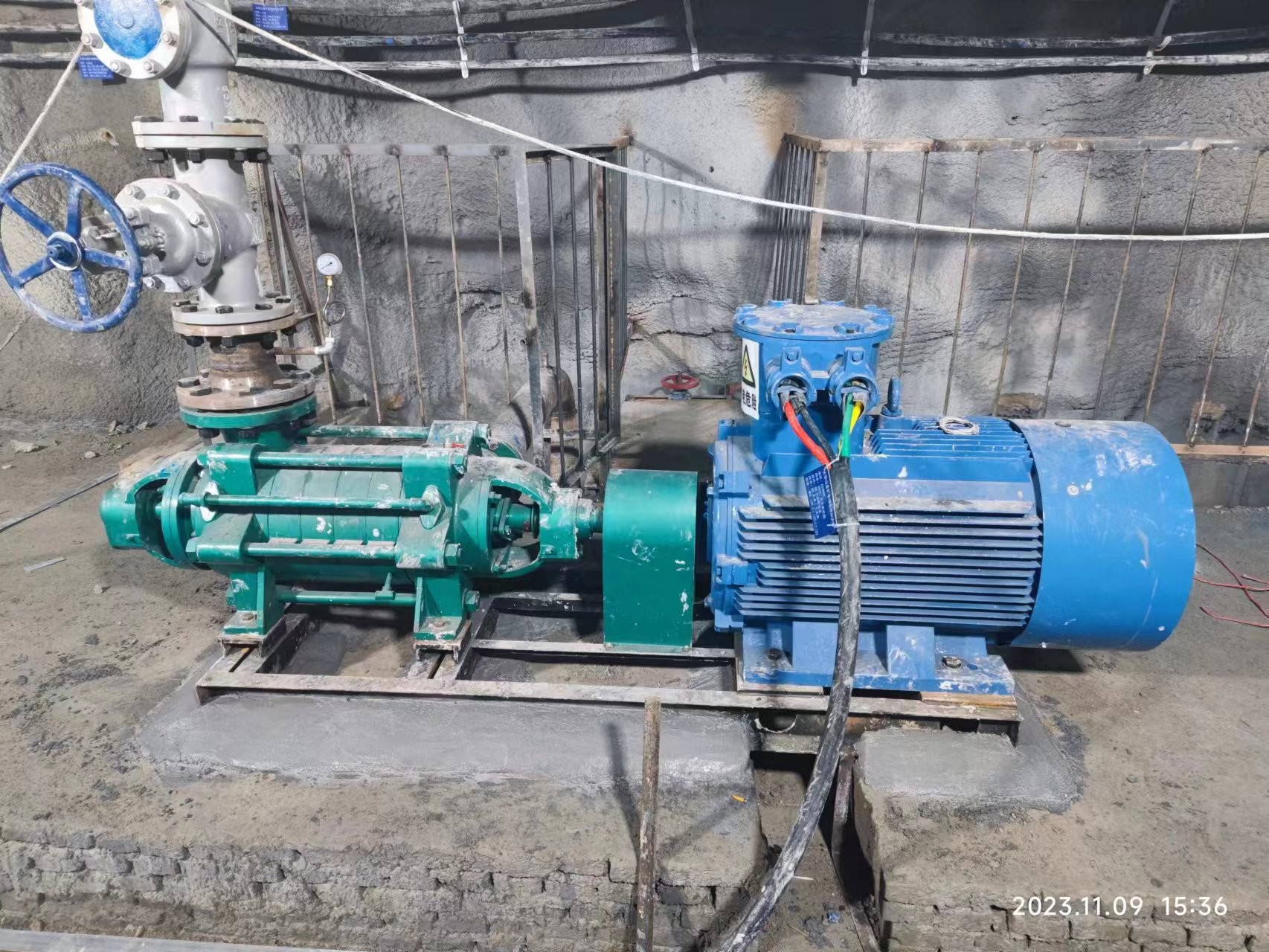 河南某金礦主排水泵安裝完成，即將投入使用