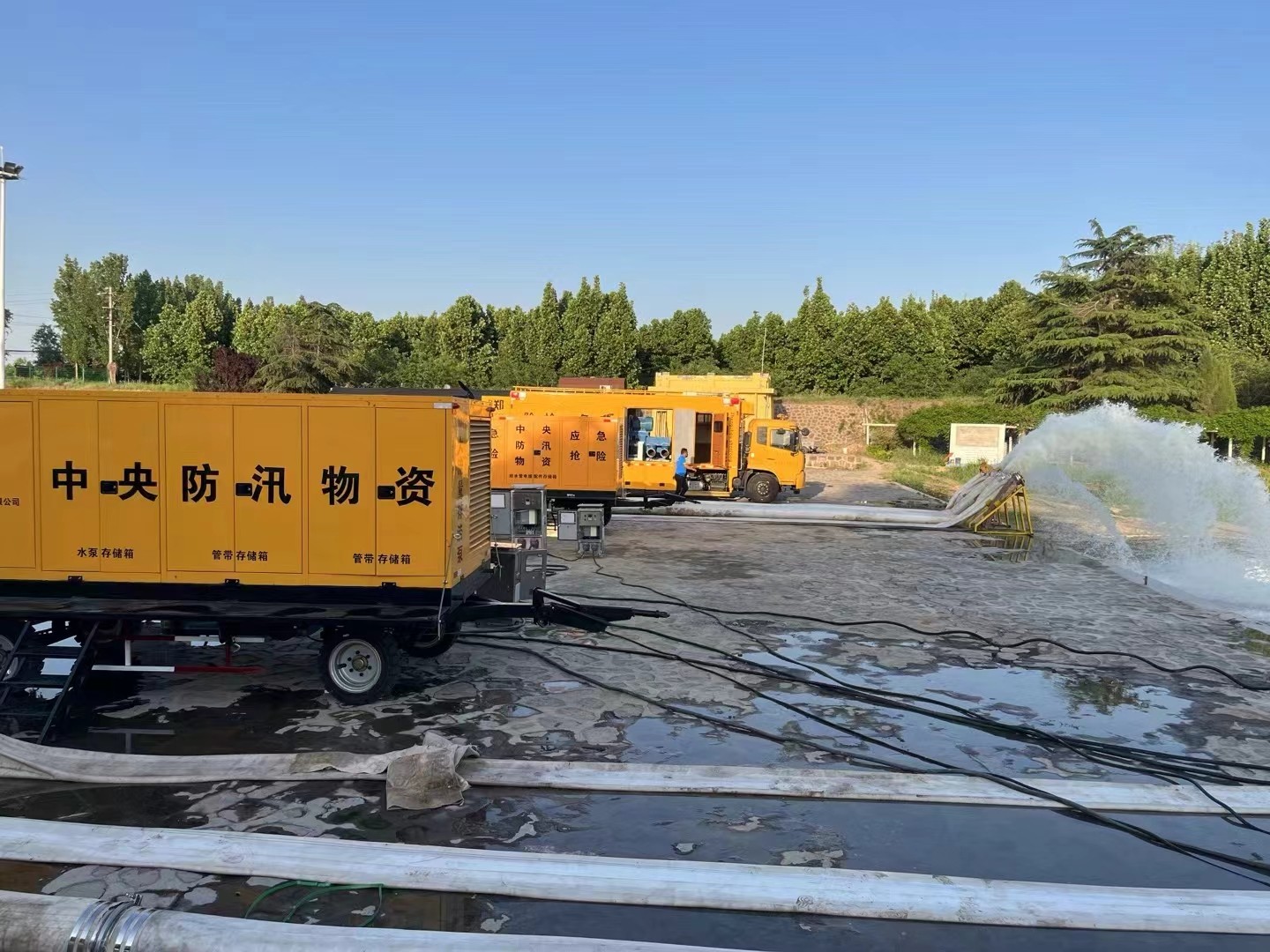 洞庭湖搶險現(xiàn)場，排勞設備晝夜不停